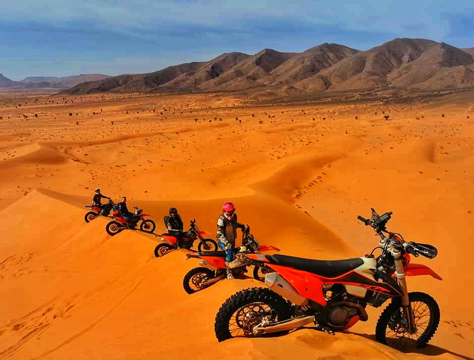 road trip moto desert